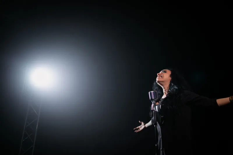 What the Trophy Hides: Decoding the Gaps, Gasps, and Glances Inside Award Acceptance Speeches